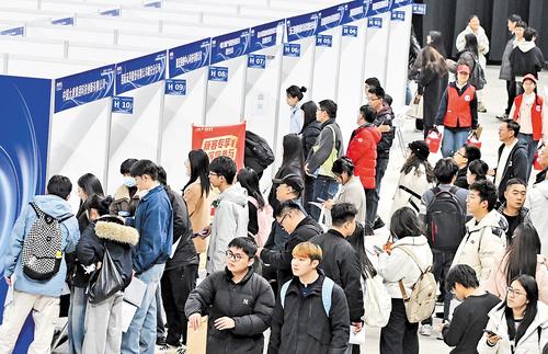 11月15日，第七届雄安新区人才智力交流大会在雄安新区正式启动。图为在雄安新区体育中心体育馆举行的线下招聘会现场。本报记者 刘光昱摄