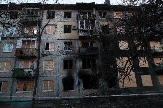 这是11月14日在乌克兰首都基辅市第聂伯区拍摄的遭受空袭损毁的房屋。新华社记者李东旭摄