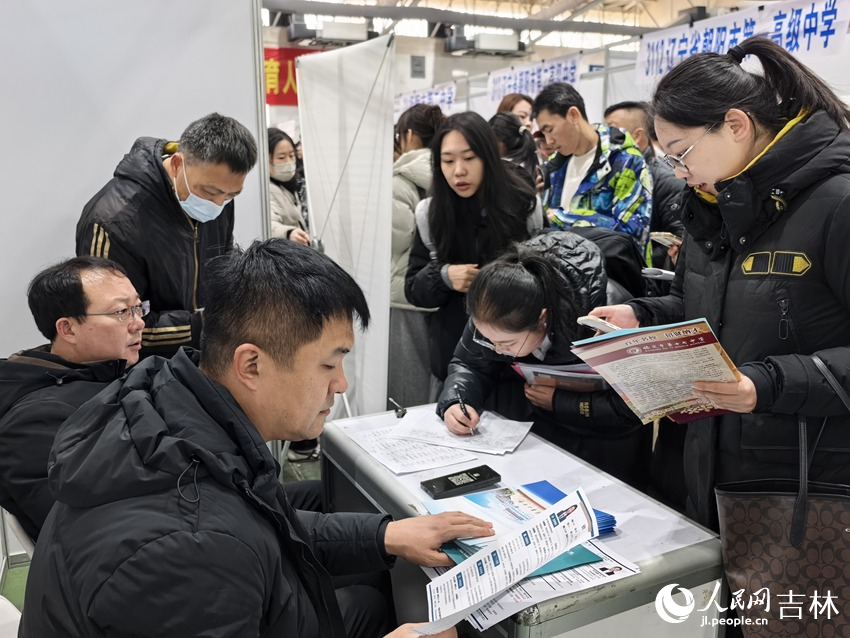招聘会现场展位前。姜迪 摄
