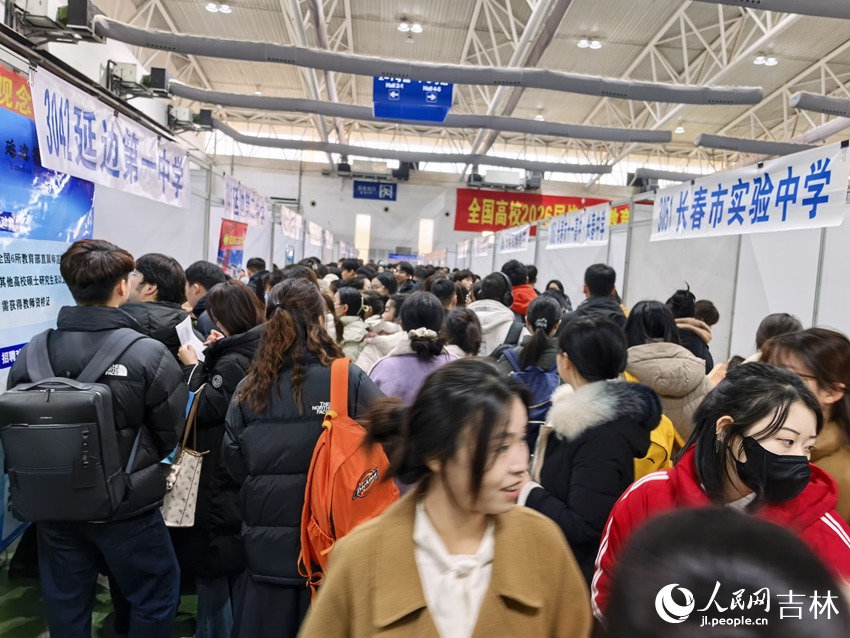招聘会现场。姜迪 摄