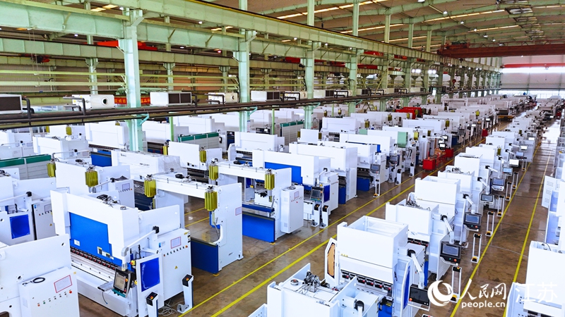 亚威机床折弯机装配车间采用摊贩式流水作业装配。人民网记者 王丹丹摄