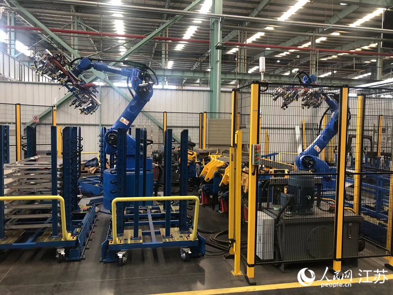 江苏奔宇车身制造有限公司实现焊装工序无人化协同。人民网记者 王丹丹摄