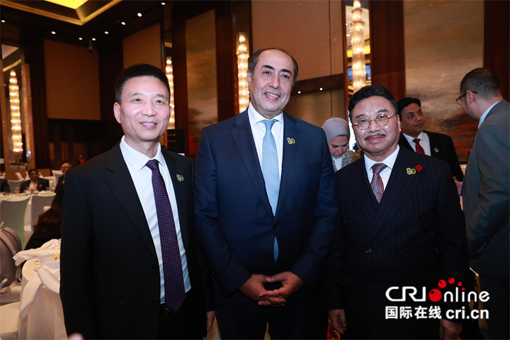 活动现场公共外交文化交流中心会长马振轩（右一），公共外交文化交流中心常务副会长王权（左一）与阿盟助理秘书长侯塞姆•扎齐（右二），围绕中心与阿盟驻华使团及阿拉伯各国驻华使馆紧密合作进行了交流