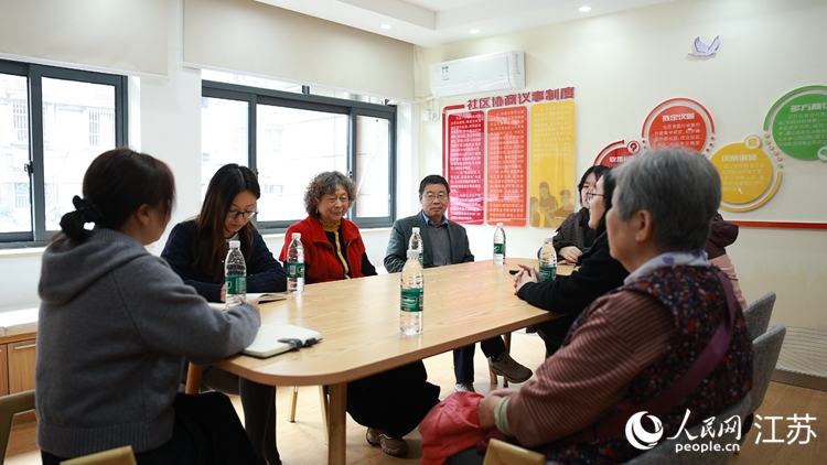 北京西路社区议事室内,居民们正在讨论水杉树修剪事项。人民网 范尧摄