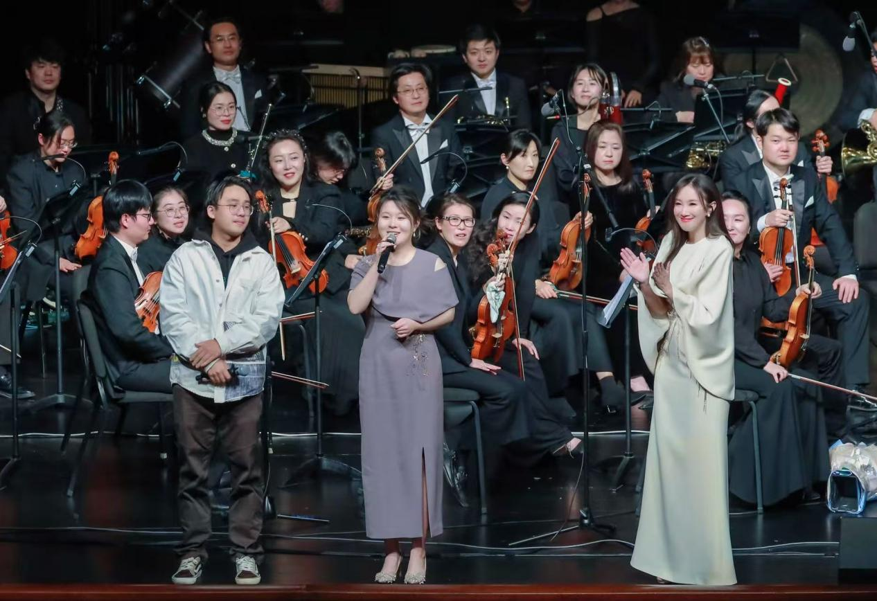 吴煜辉(中)与陈怡(右)在舞台上。江苏大剧院供图