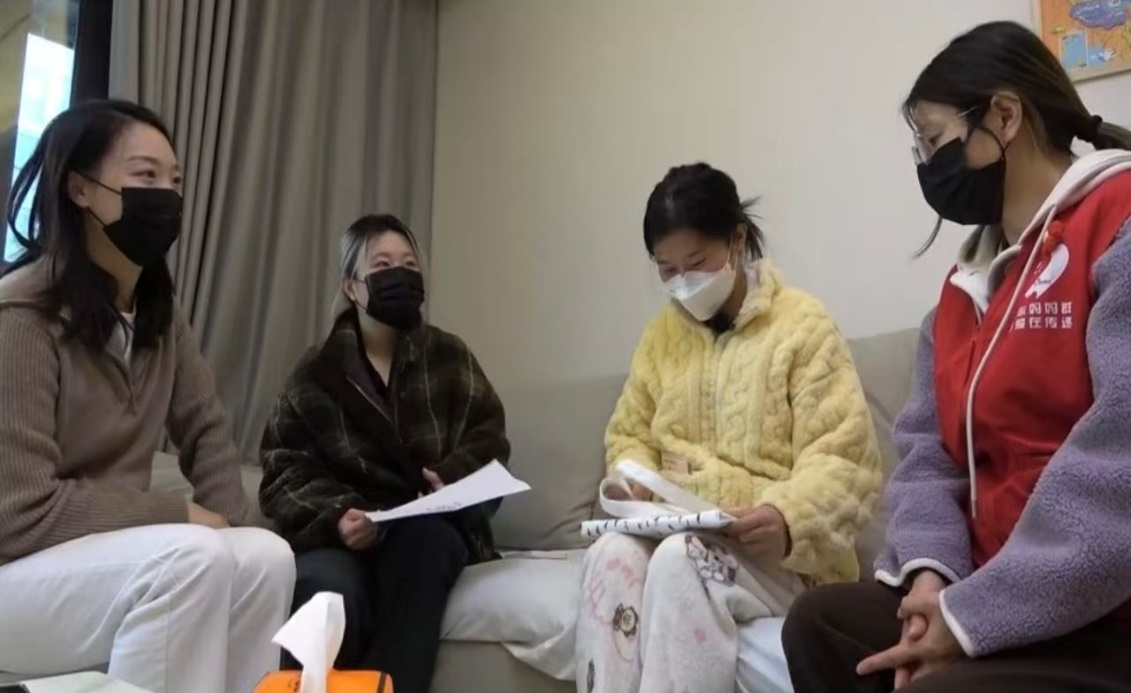 吴煜辉(左二)与江苏省妇女儿童基金会工作人员一起探访罕见病患者。受访者供图