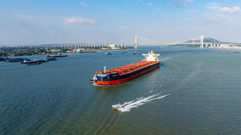 开普型船舶驶入长江镇江段。镇江海事局供图