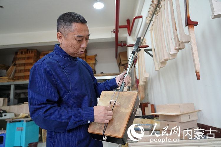 石晓涛在潮尔琴制作技艺非遗工坊制作潮尔琴。李旭明摄