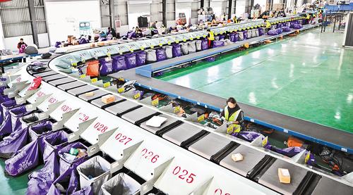 近日,在大名县“一品一播”产业园快递物流配送仓,工人在智能化分拣线上工作。本报记者 赵永辉摄