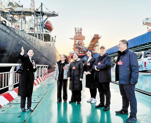 近日,省人大常委会在沧州市举办2025年第三期省人大代表专题学习班。图为部分省人大代表在黄骅港煤炭港区了解全流程智能化作业情况。 本报记者 霍相博摄