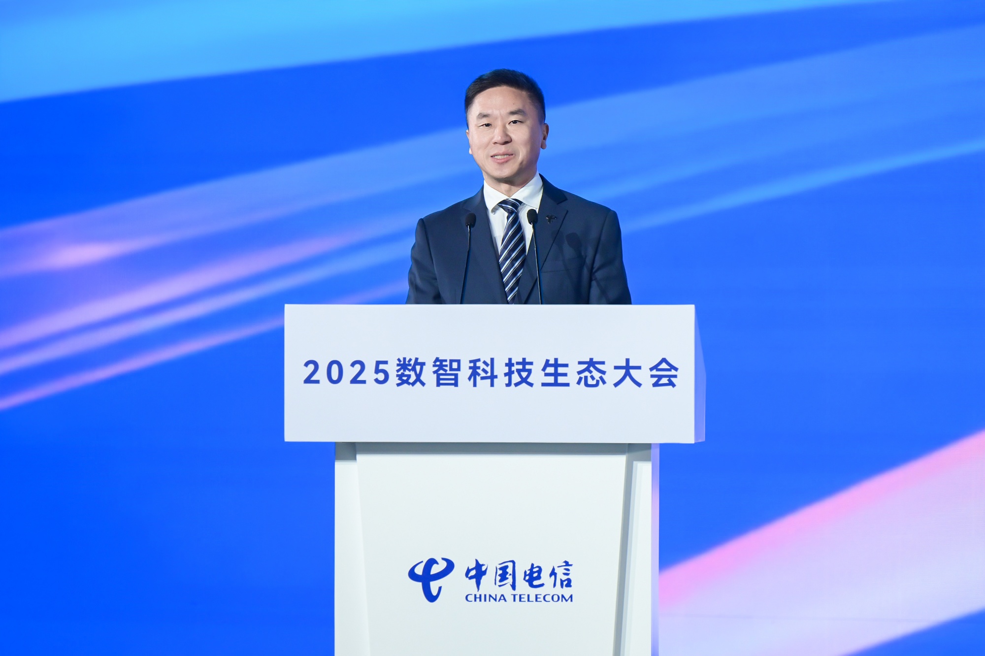 中国电信总经理刘桂清发布《中国电信云网融合2035技术白皮书》。中国电信供图