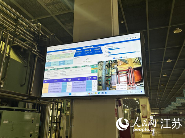 南京卷烟厂制丝车间管理大屏实时显示生产进度、设备状态。人民网 王纯摄