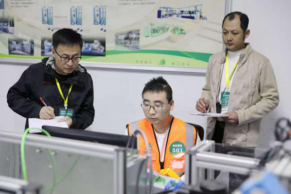 在排故模块比赛中,卷包车间高级技师奚玉文进行程序问题排查。江苏中烟供图