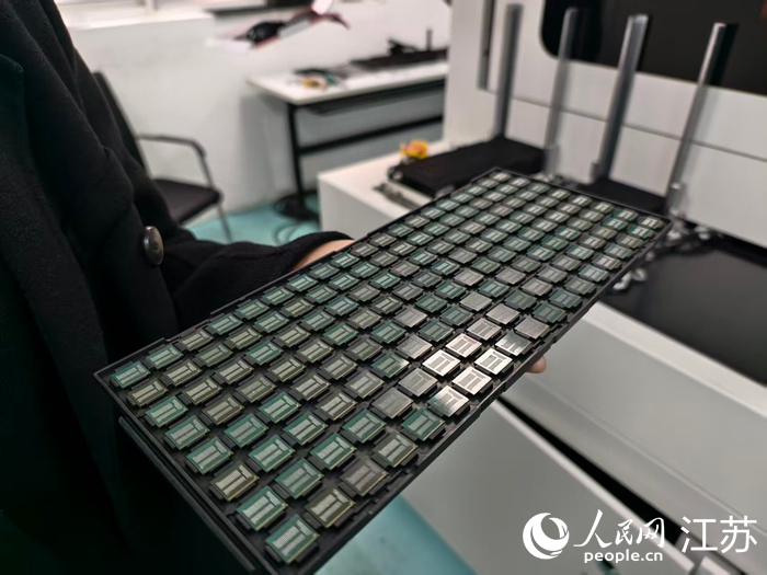 张志勇向记者展示企业自主研发的芯片缺陷检测技术。人民网记者 马晓波摄