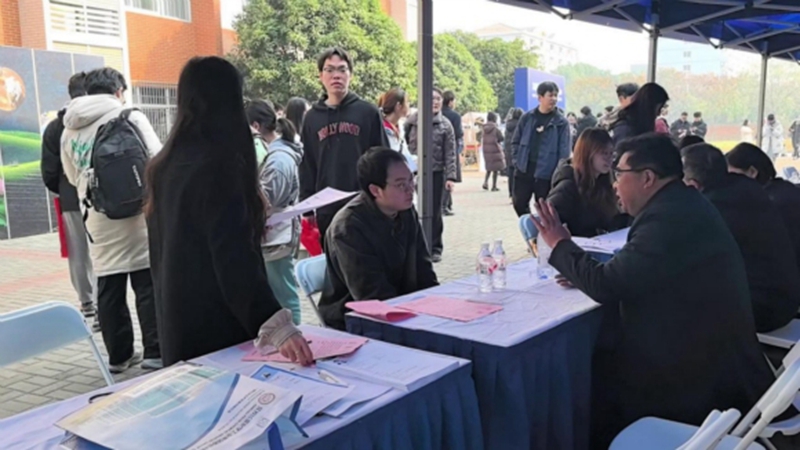 长沙高校毕业生专场招聘会现场。主办方供图