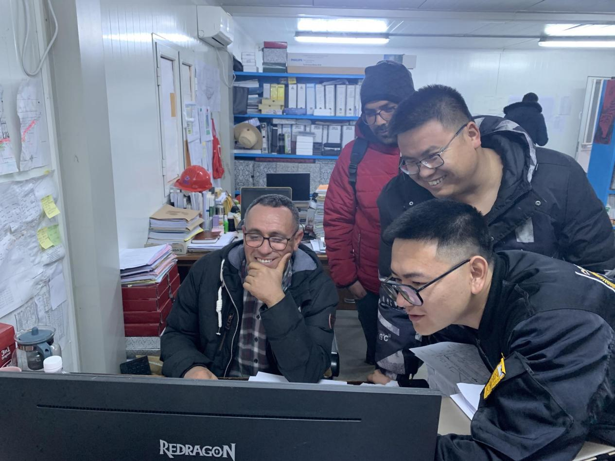 项目总监与中方团队人员进行工作交流。中国电建供图