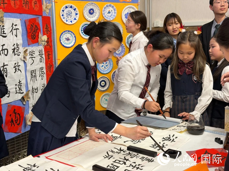 蒙古国儿童体验中国书法。人民网记者 张朋辉摄