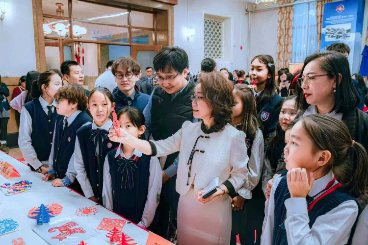 沈敏娟大使欣赏蒙古国儿童的作品。中国驻蒙古国使馆供图
