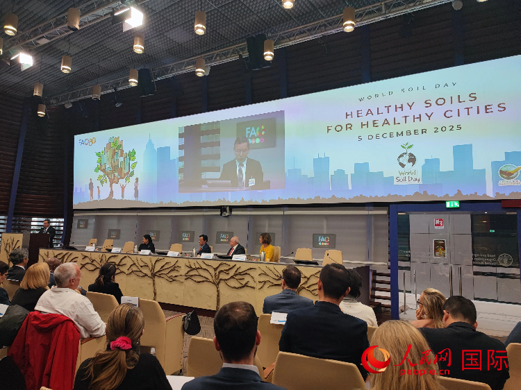 张甘霖发表获奖感言。人民网记者 谢亚宏摄