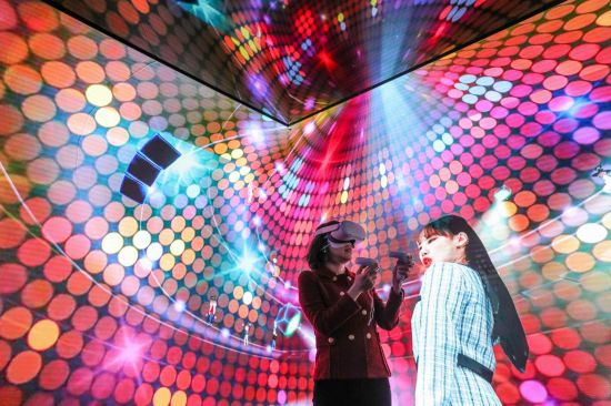 2022年3月1日,一名女子在西班牙巴塞罗那2022世界移动通信大会上通过虚拟现实技术在“元宇宙”中体验音乐会。新华社记者郑焕松摄