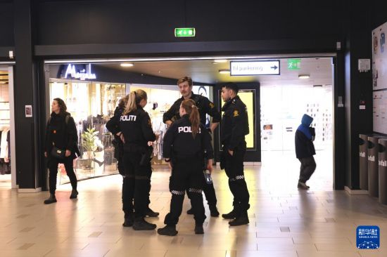 12月8日,在挪威首都奥斯陆的斯托罗购物中心内,警察在巡逻。新华社发(陈雅琴摄)