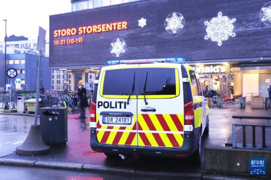 12月8日,一辆警车停在挪威首都奥斯陆的斯托罗购物中心外。新华社发(陈雅琴摄)