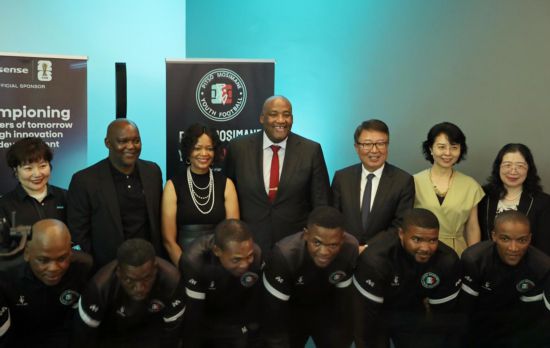 图为中国驻南非大使吴鹏（后排右三），南非体育、艺术和文化部长麦肯齐（后排中）出席捐赠仪式。记者 陈为 摄