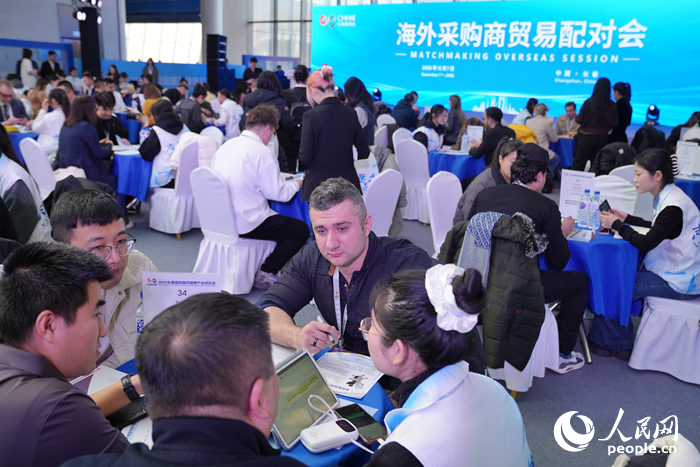 海外采购商与医药代表洽谈。人民网记者 李洋摄