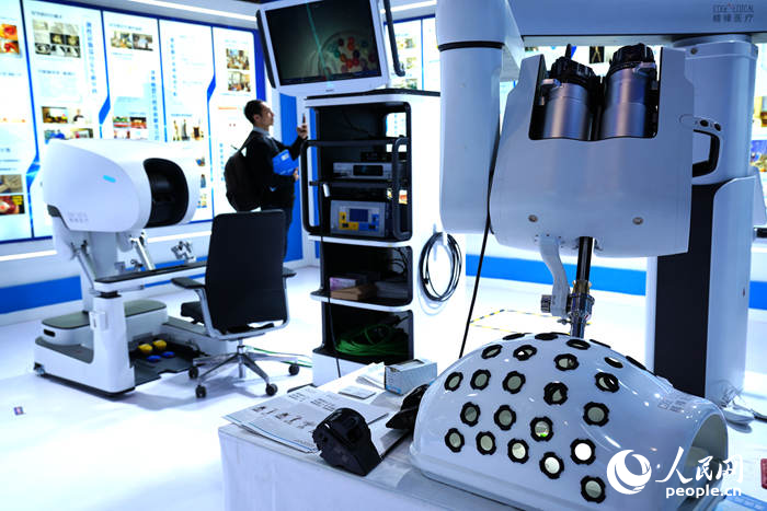 博览会上显示的先进医疗装备。人民网记者 李洋摄