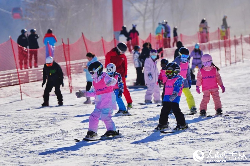 吉林省专门为义务教育阶段学生设立的首个“冰雪假期”，让孩子们拥有了尽情玩冰嬉雪的专属时光。人民网记者 李洋摄