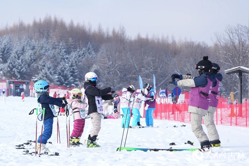 吉林“季节限定”冰雪假，为冰雪经济的热力故事写下了一个强劲的开篇。人民网记者 李洋摄