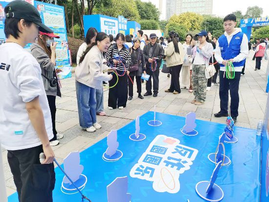 市民参加“反诈圈圈乐”互动游戏学习反诈知识。 记者朱新韬摄