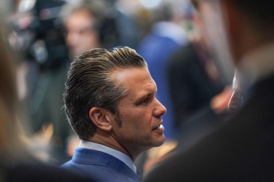 2月13日,在比利时布鲁塞尔,美国国防部长赫格塞思在会议现场。新华社记者彭子洋摄