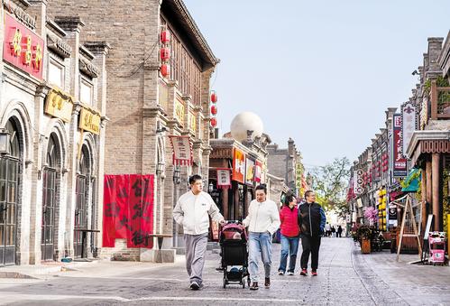 近日,游客在保定西大街游玩。本报记者 许佳奇摄