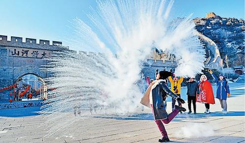 游客在大境门景区前玩泼水成雾。韩涧峰摄