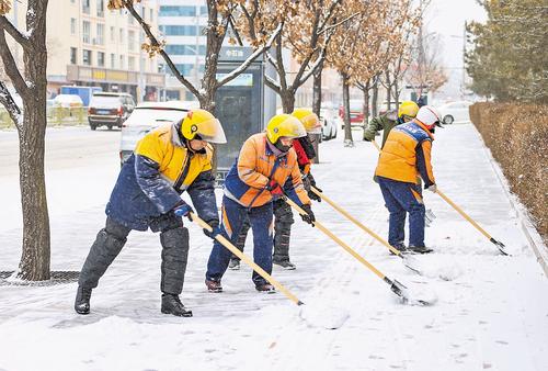 12月12日,张家口市崇礼区环卫工人在清理积雪。当日,张家口市迎来降雪天气,张家口市环卫、交通等部门出动人员、车辆及时清理道路积雪,确保城市路网安全畅通。本报记者 耿 辉摄