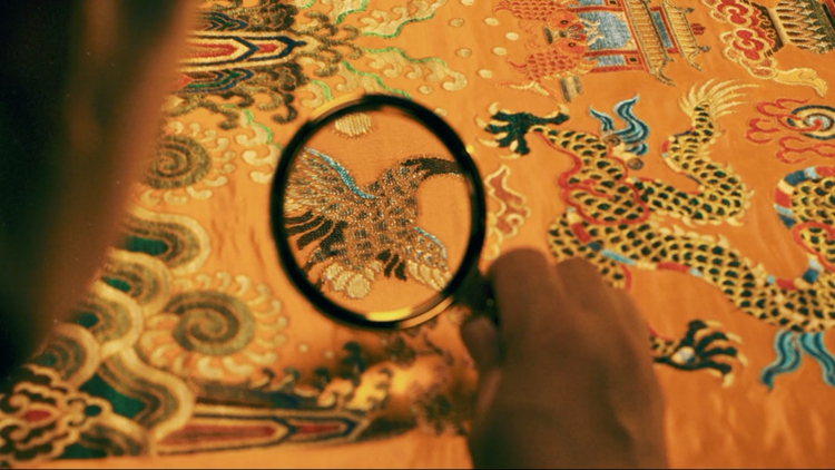 云锦作品如浮光跃金,又似云蒸霞蔚。左达超摄