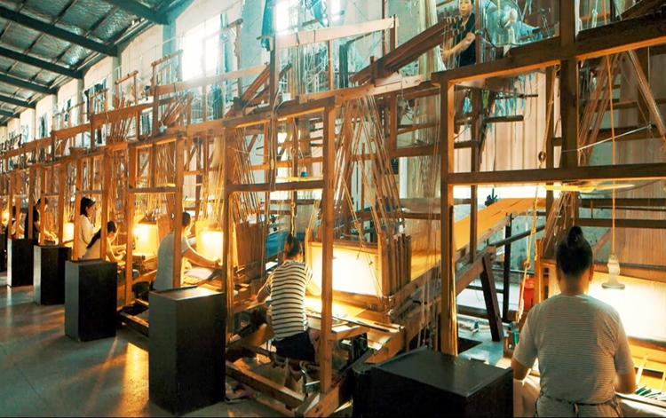 云锦织造车间。左达超摄