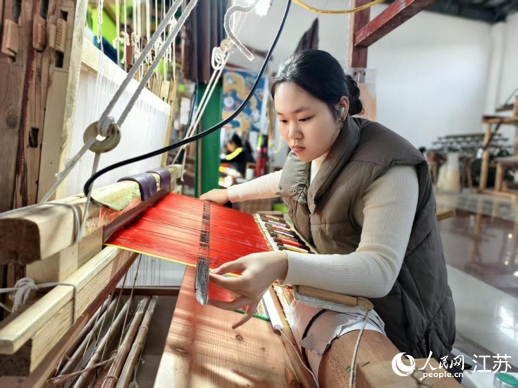 18岁的许静静和母亲王艳是云锦一线的“母女档”。人民网记者 马晓波摄