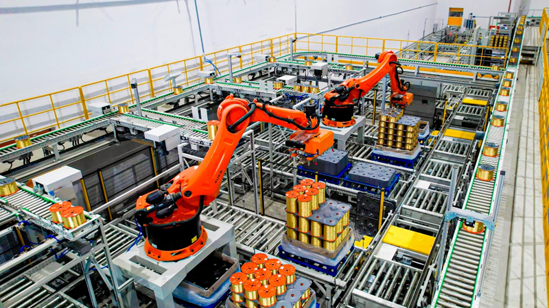 中天钢铁生产线上,机器人机械手正在生产钢帘线。受访者供图