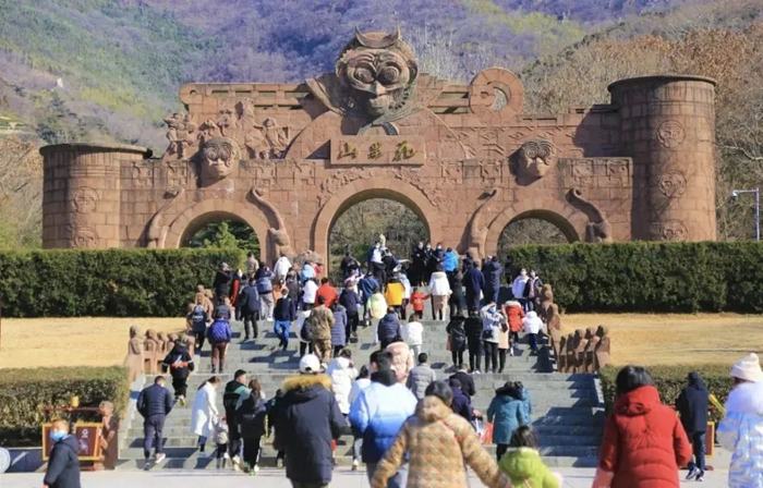 游客走进花果山景区。云台山景区供图