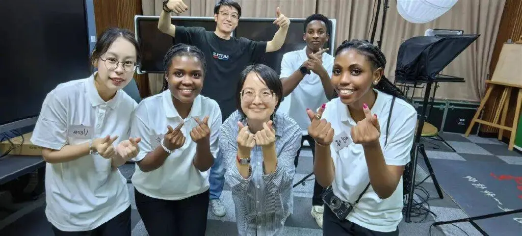 蝴蝶在校期间和同学们的合影