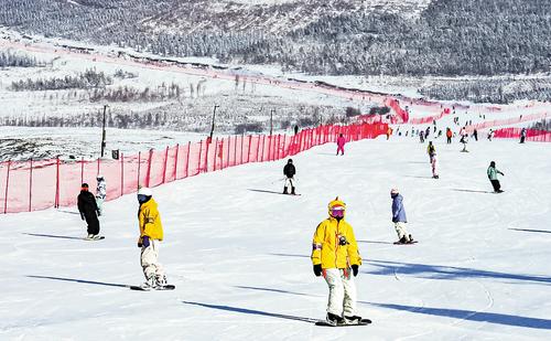 12月13日，滑雪爱好者在张家口市崇礼区雪如意滑雪场乐享雪趣。当日，2025—2026雪季河北省冰雪运动嘉年华的首场专场活动“冬季到河北来玩雪 奔赴百场冰雪赛事”专场活动（张家口站），在国家跳台滑雪中心“雪如意”启动。本报记者 耿辉摄