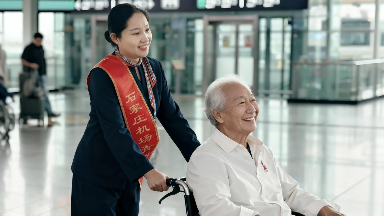 石家庄机场为老年旅客提供贴心服务。石家庄正定国际机场供图