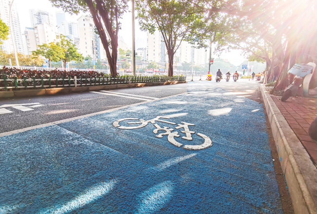 新启用的蓝色防滑路面清晰指引电动自行车行驶方向。记者韦峭摄
