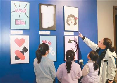 观众参观展览。侵华日军南京大屠杀遇难同胞纪念馆供图