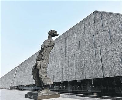 侵华日军南京大屠杀遇难同胞纪念馆入口处的雕塑《家破人亡》。（资料图片）