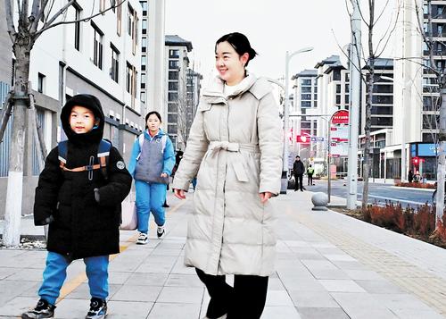 12月9日早晨，中电信数字城市科技有限公司职工王新鹏送孩子去上学。 本组图片由本报记者刘光昱摄