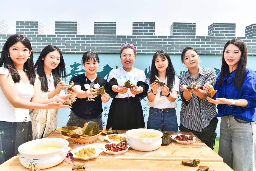 使用青龙杂粮制作的粽子。张宝摄