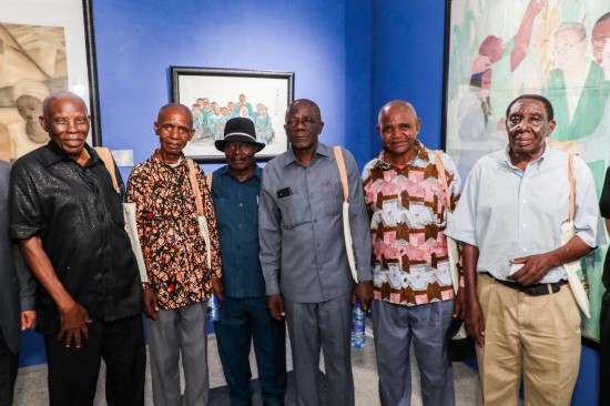 11月26日，在坦桑尼亚达累斯萨拉姆，坦赞铁路退休职工在“同路朋友——坦赞铁路采风绘画展”上合影。新华社发（赫尔曼·埃马纽埃尔摄）